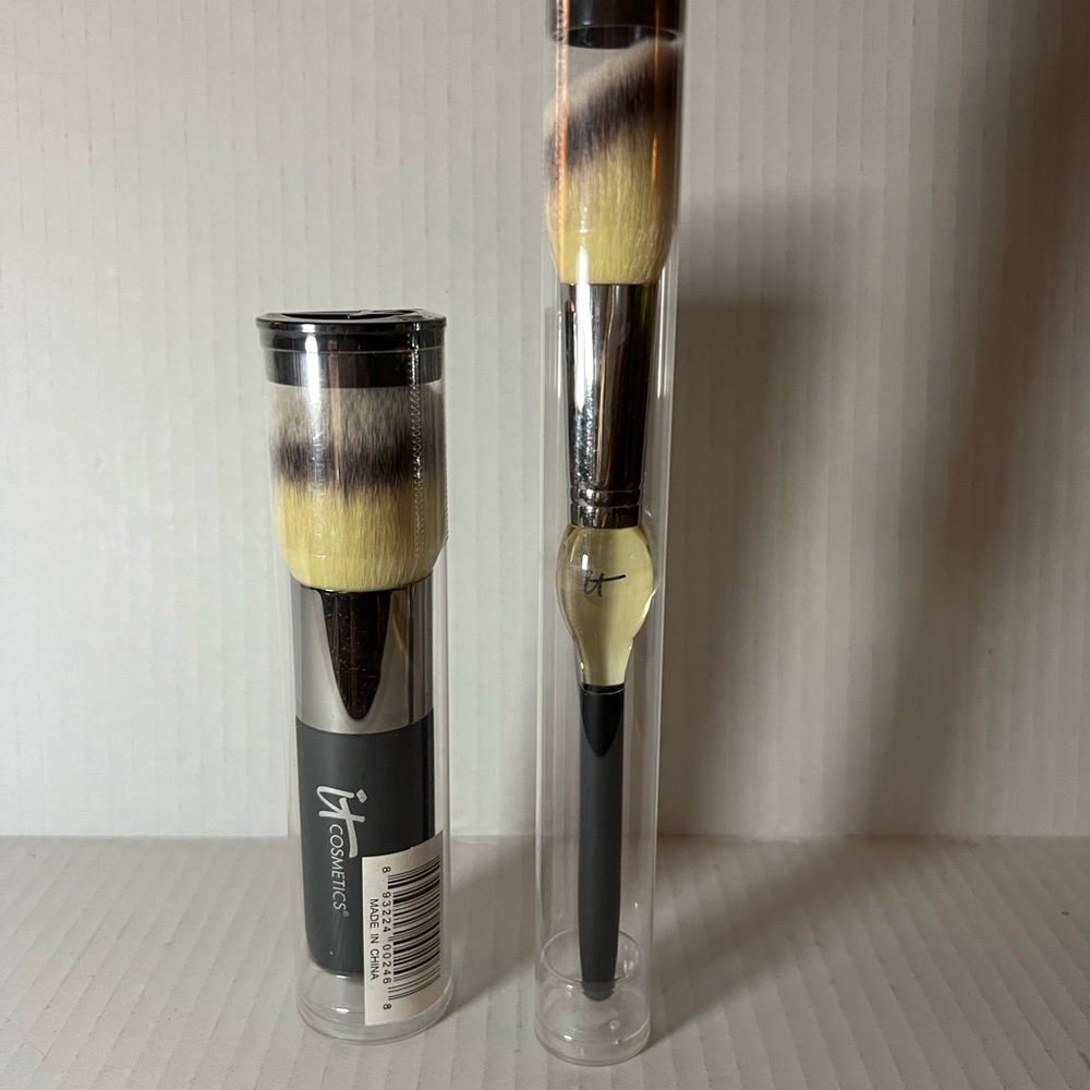 NWT IT Cosmetic brushes